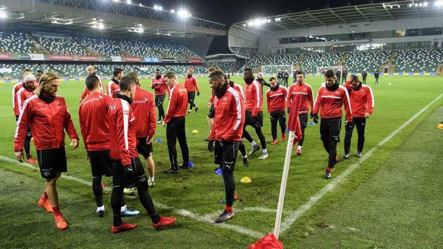 La selección suiza, durante el entrenamiento de ayer en Belfast. // Efe