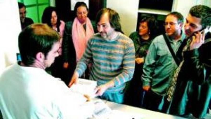 El Prácticas presenta 5.000 firmas para que el colegio abra en septiembre de 2009