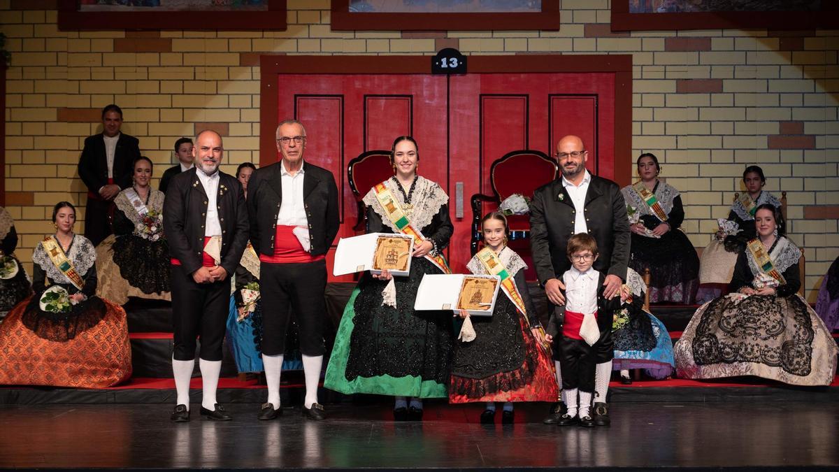 Las madrinas de Sensal, junto al presidente y sus abuelos (también el hermano de la madrina infantil), que realizaron la ofrenda del Patronato de Fiestas.