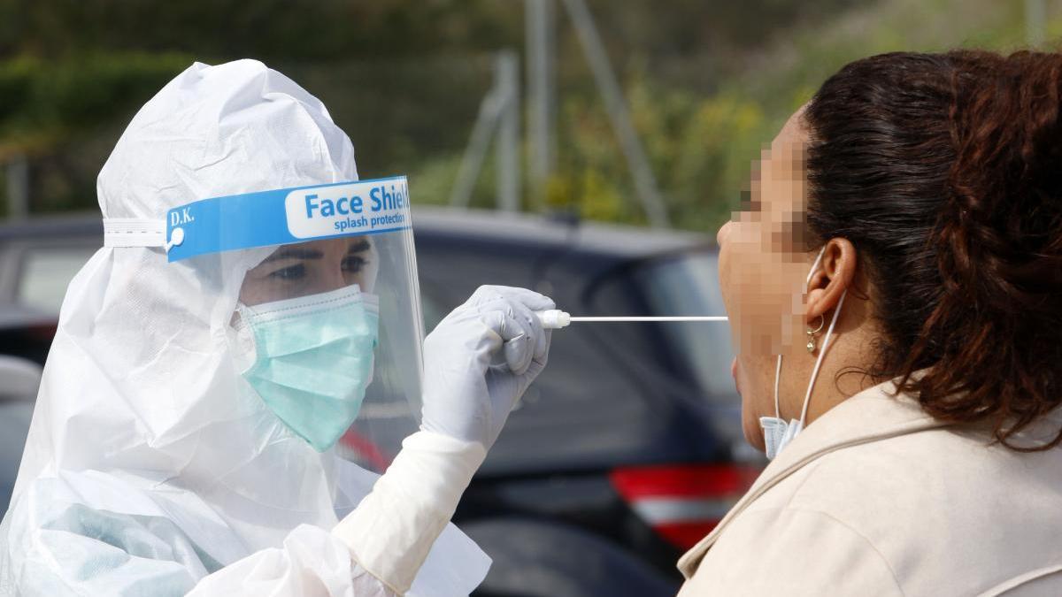 Sanitarios realizan pruebas para detectar a posibles infectados por el coronavirus.