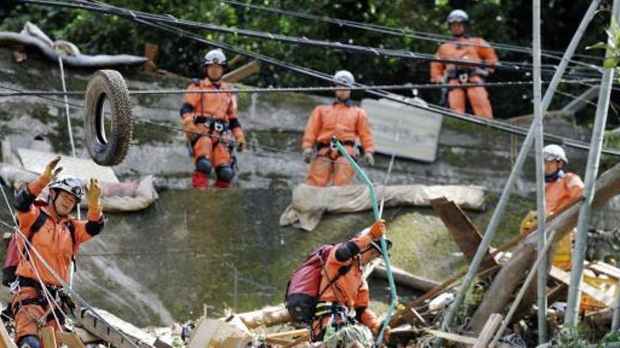 Equipos de emergencia en Gojo, en la prefectura de Nara.