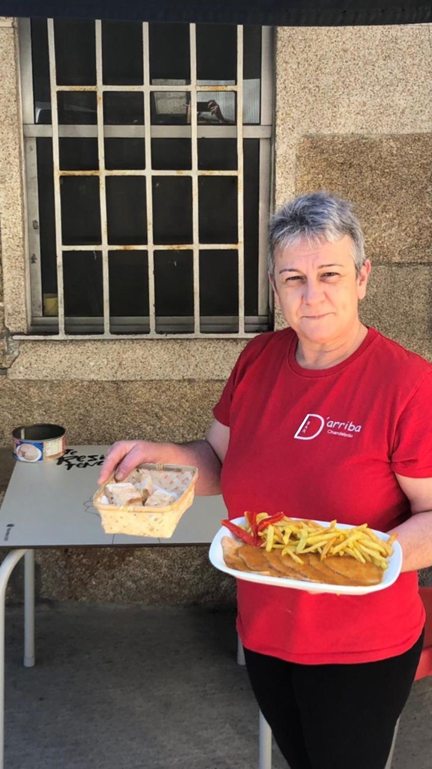 Beatriz Fernández, con su jamón asado, en Chandebrito.