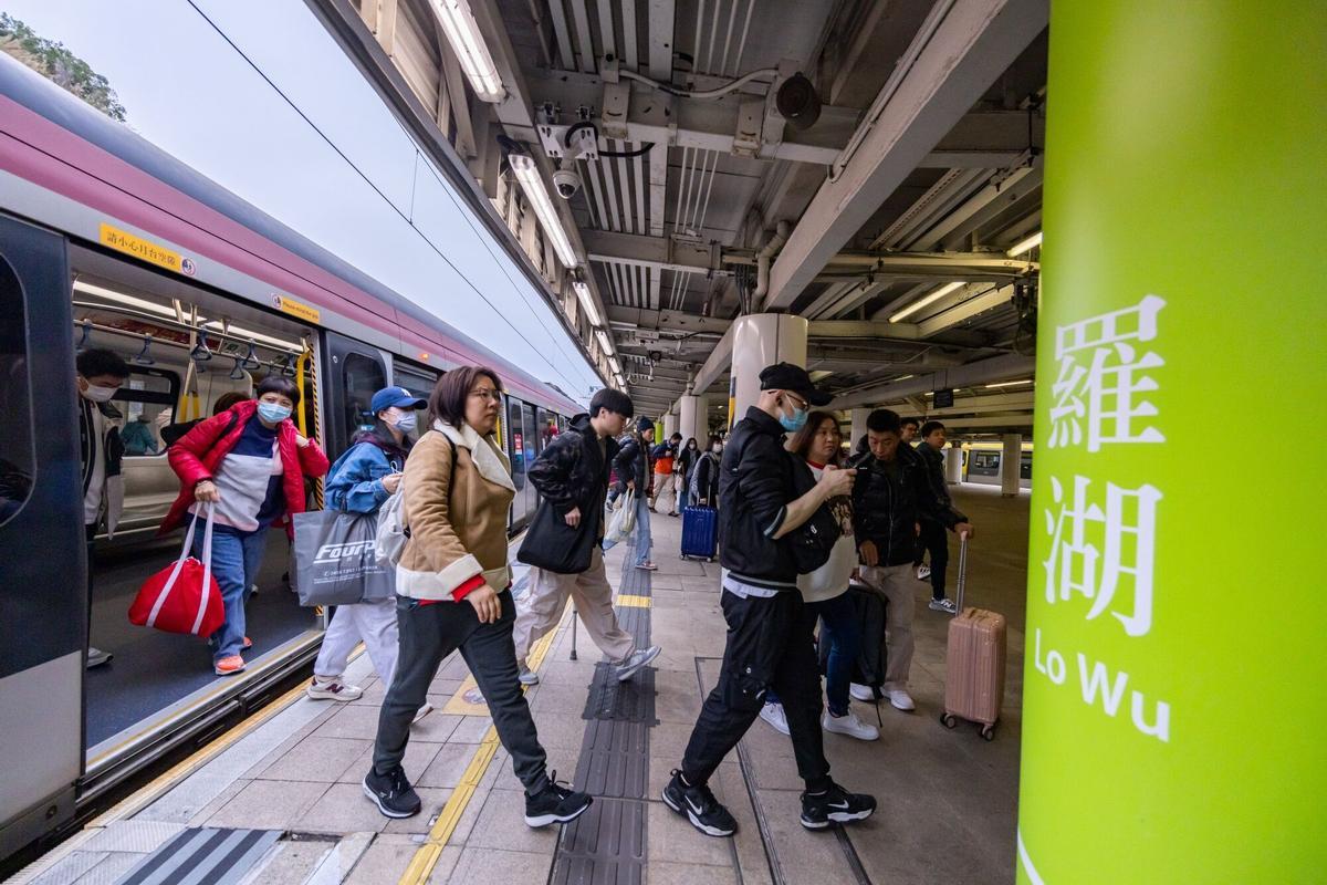 Cientos de viajeros en la frontera de Hong Kong antes del Año Nuevo Lunar