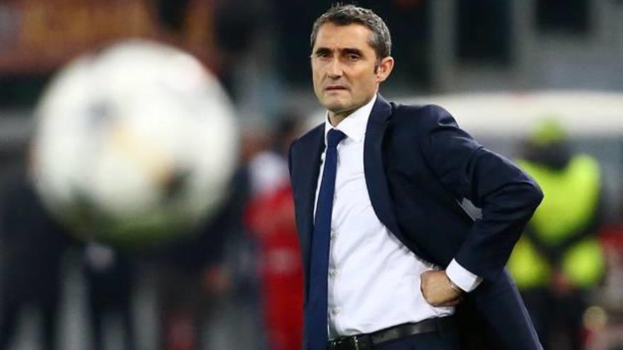 Ernesto Valverde observa la pilota durant el partit d&#039;ahir a Roma