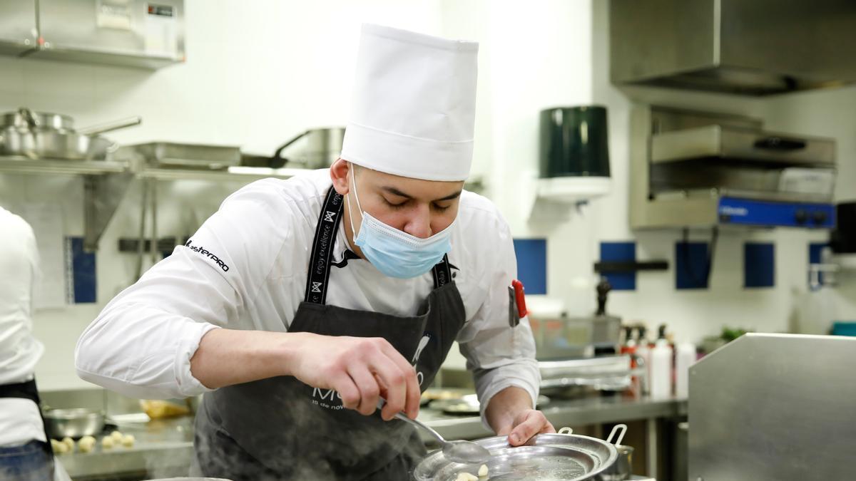 El aragonés Ariel Adonay, ganador del Premio Nacional de Promesas de la alta cocina de Le Cordon Bleu Madrid, elabora su plato
