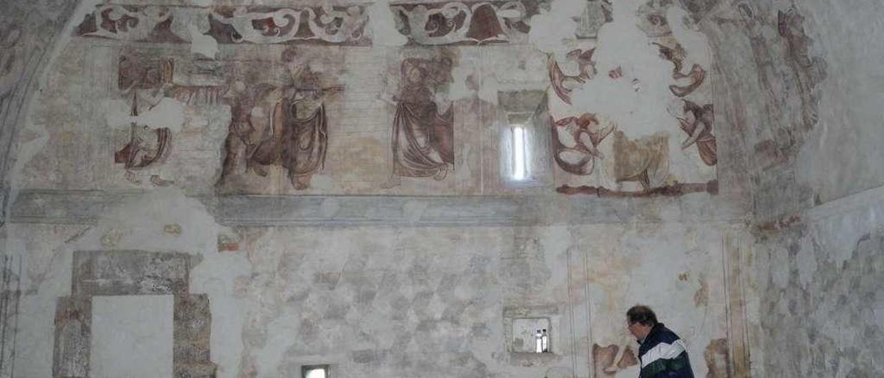 El sacerdote José Ramón Orviz, ayer, en la iglesia de Moru.