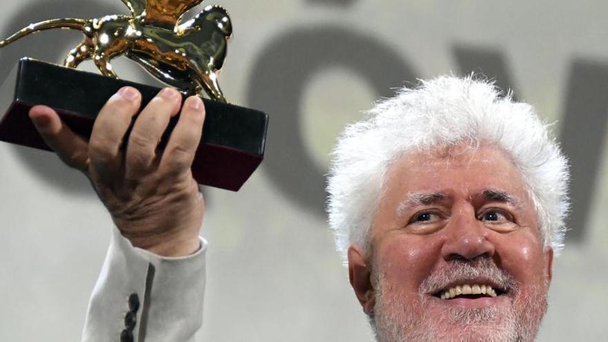 Almodóvar, con su León de Oro.