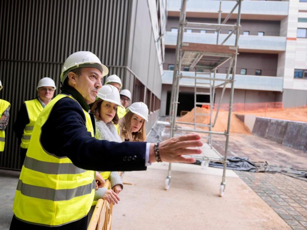 El consejero de Sanidad en funciones, José Luis Bancalero, en una visita a las obras del hospital de Teruel el pasado mes de diciembre.