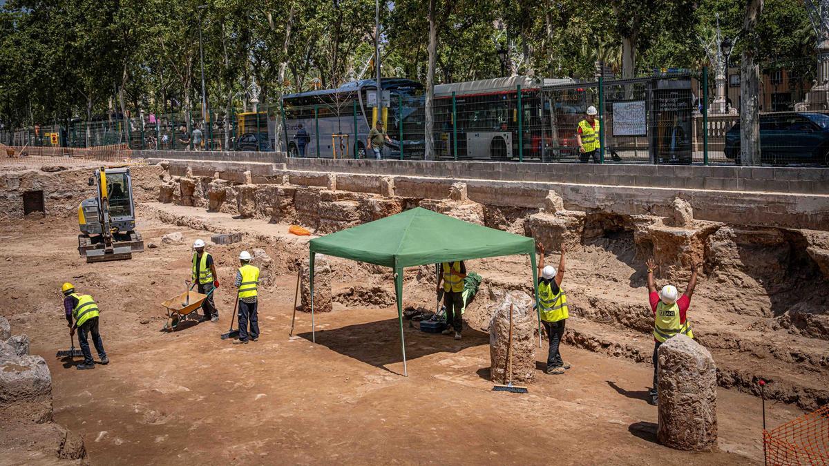 Varios operarios trabajando este martes en el solar en el que se instalará la futura Audiencia de Barcelona
