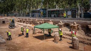 Varios operarios trabajando este martes en el solar en el que se instalará la futura Audiencia de Barcelona