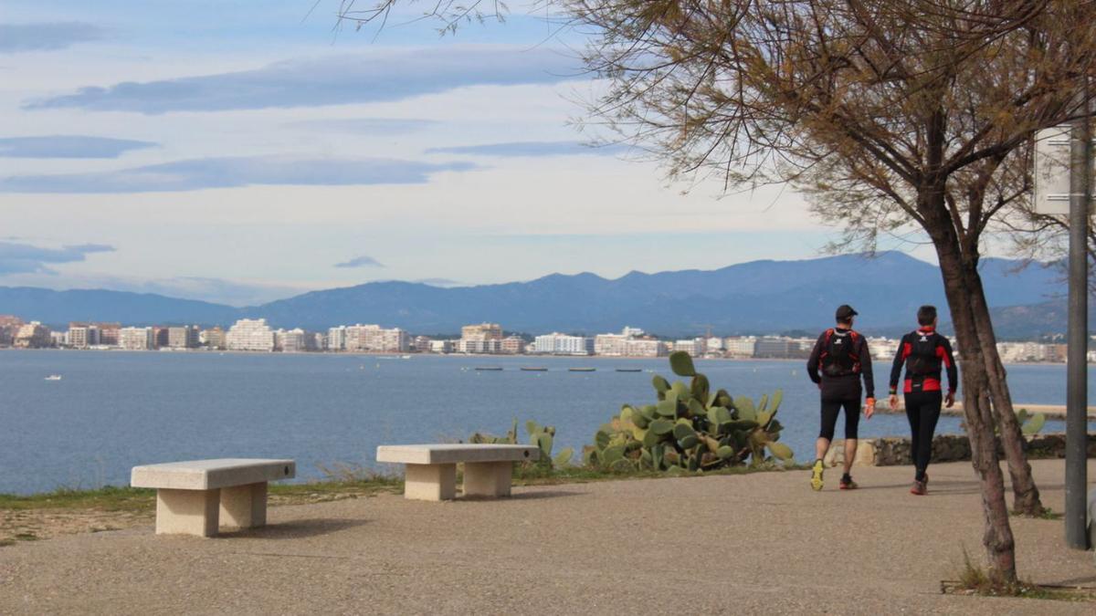 El camí de ronda passa sota el far de la punta de la Poncella