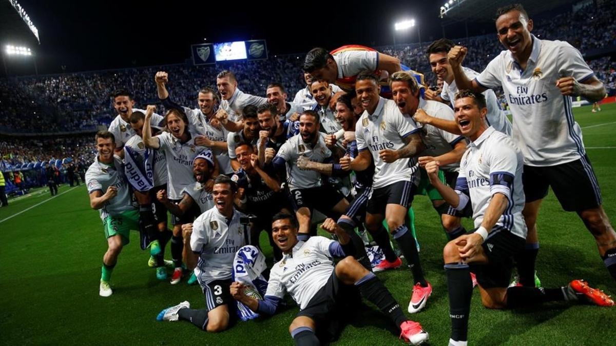 La plantilla del Madrid celebra el título de Liga.