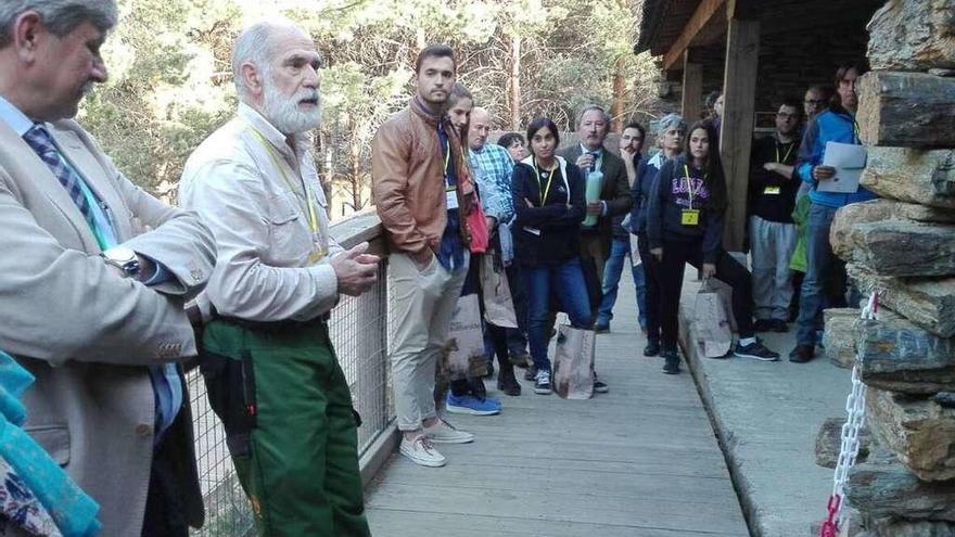 Responsables del centro y participantes esperan el inicio de las conferencias.