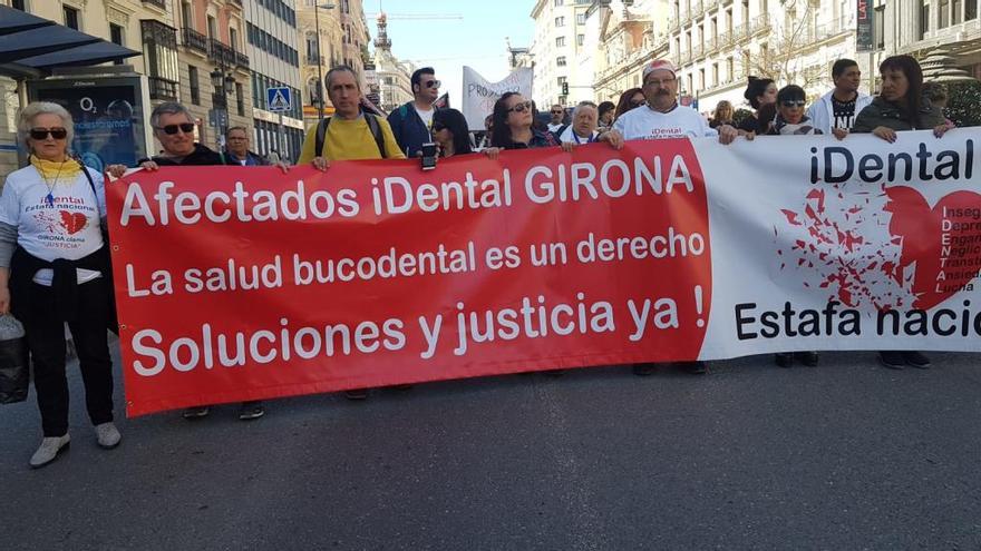 Afectats gironins per l&#039;estafa d&#039;iDental participen en una protesta a Madrid