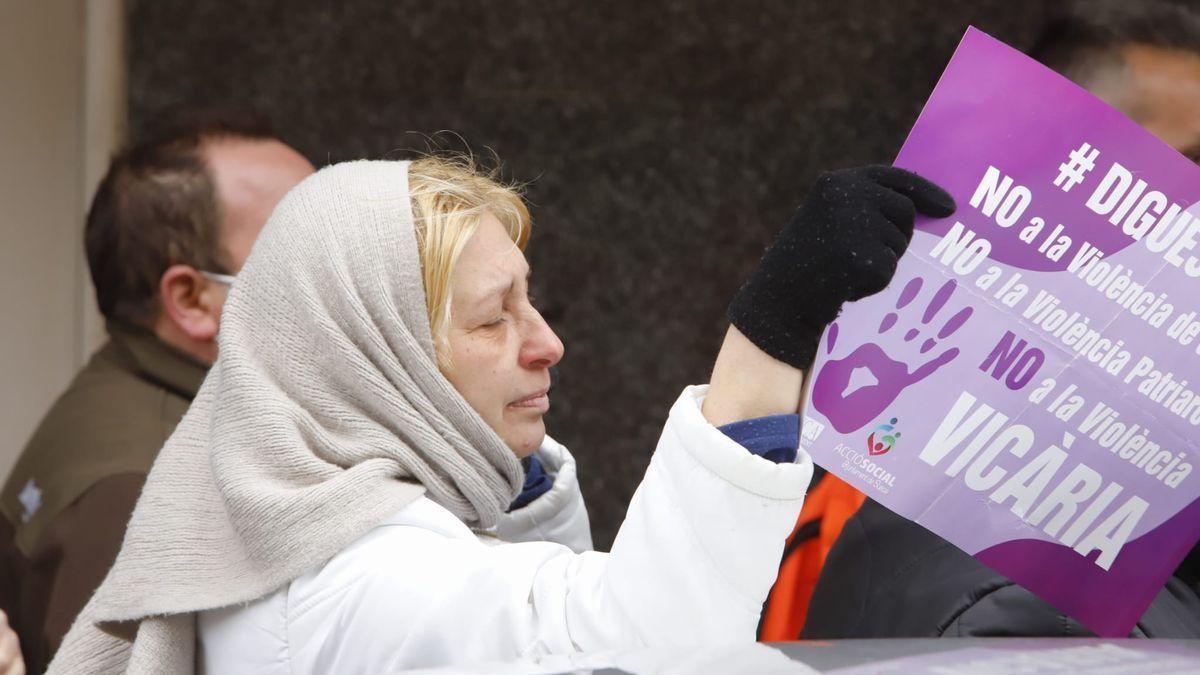 Una mujer protesta contra el padre que mató a su hijo en Sueca durante su traslado a Juzgados. / PERALES IBORRA