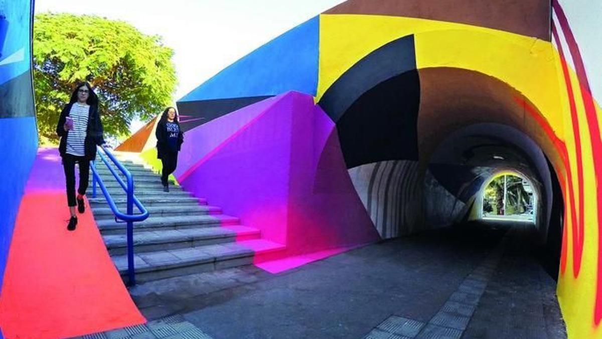 Túnel para peatones en Santa Cruz de Tenerife, realizado por Lauro Samblás en colaboración con Iker Muro.