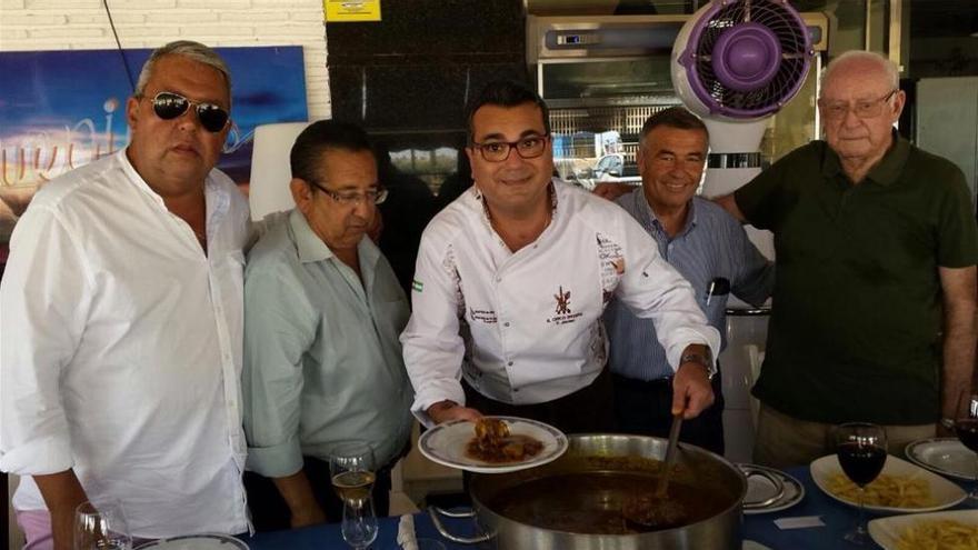 La cofradía del Rabo de Toro difunde este plato cordobés en la Costa del Sol