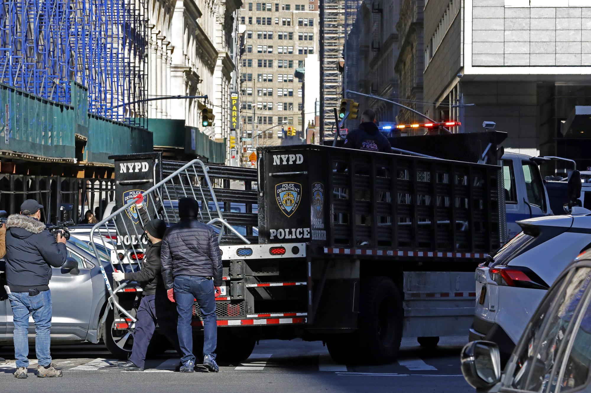 La policía de Nueva York coloca barricadas frente al Tribunal Penal de Manhattan ante posibles protestas si finalmente Trump es imputado.