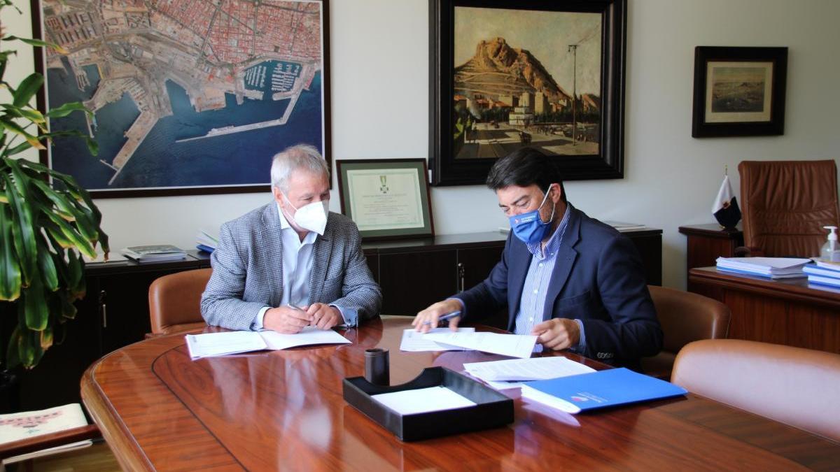 Barcala y Gisbert firman el protocolo para que la estación de autobuses de Alicante siga en el Puerto