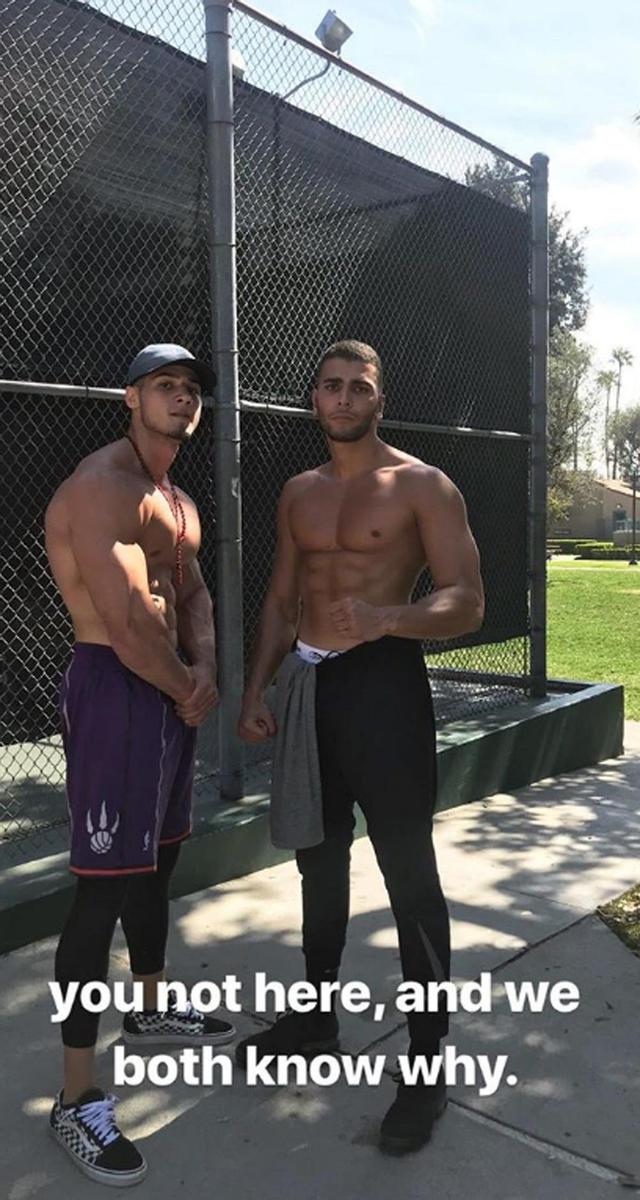 Younes Bendjima luce músculo junto a un amigo