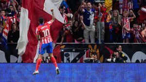 Ángel Correa celebra con el fondo sur del Metropolitano el tanto que supuso el empate frente al Real Madrid.
