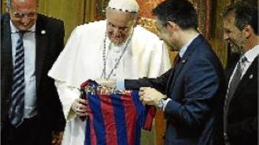 Bartomeu va obsequiar el Papa amb una samarreta amb el seu nom