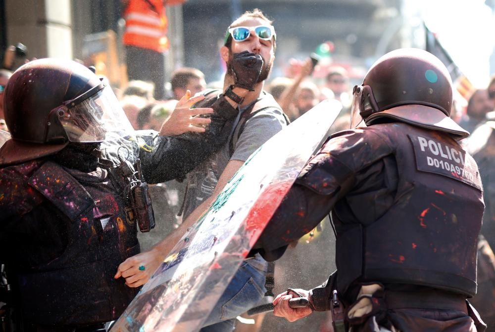 Choques entre independentistas y mossos en Barcelona