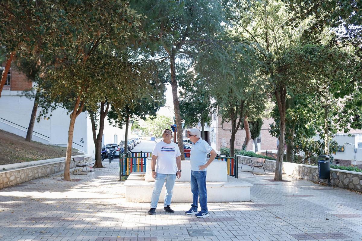 Mariano y Manuel, en la plaza de los picores, en la Alegría de la Huerta.