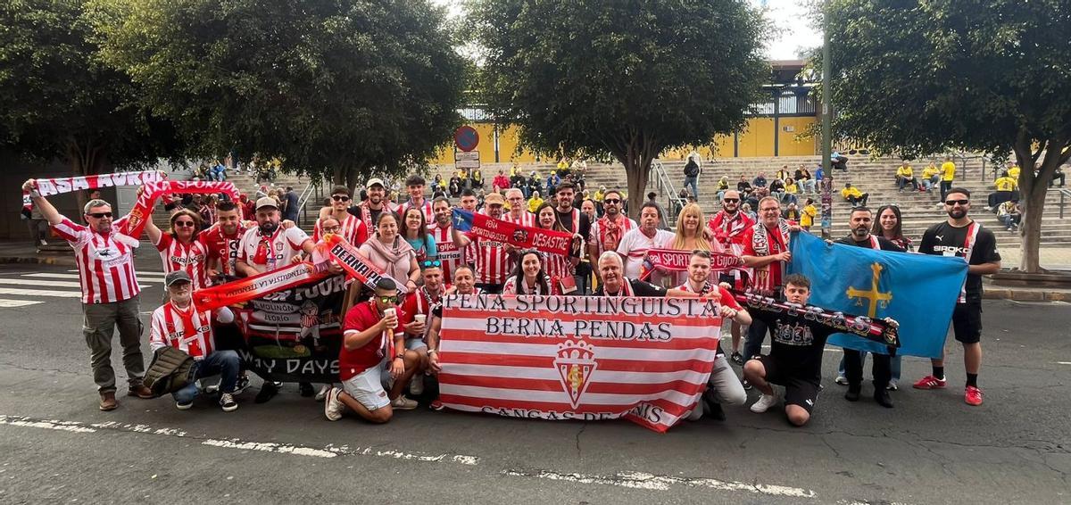 Afición rojiblanca en los anexos del Estadio de Gran Canaria.