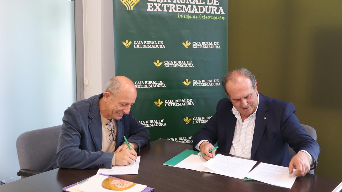 El presidente del CRDO Queso Ibores, Ignacio Plaza, y el de Caja Rural de Extremadura, Urbano Caballo, firman el convenio.