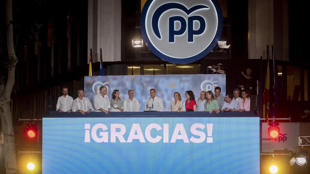 Ambiente en las sedes del PP y PSOE en la noche electoral, en imágenes