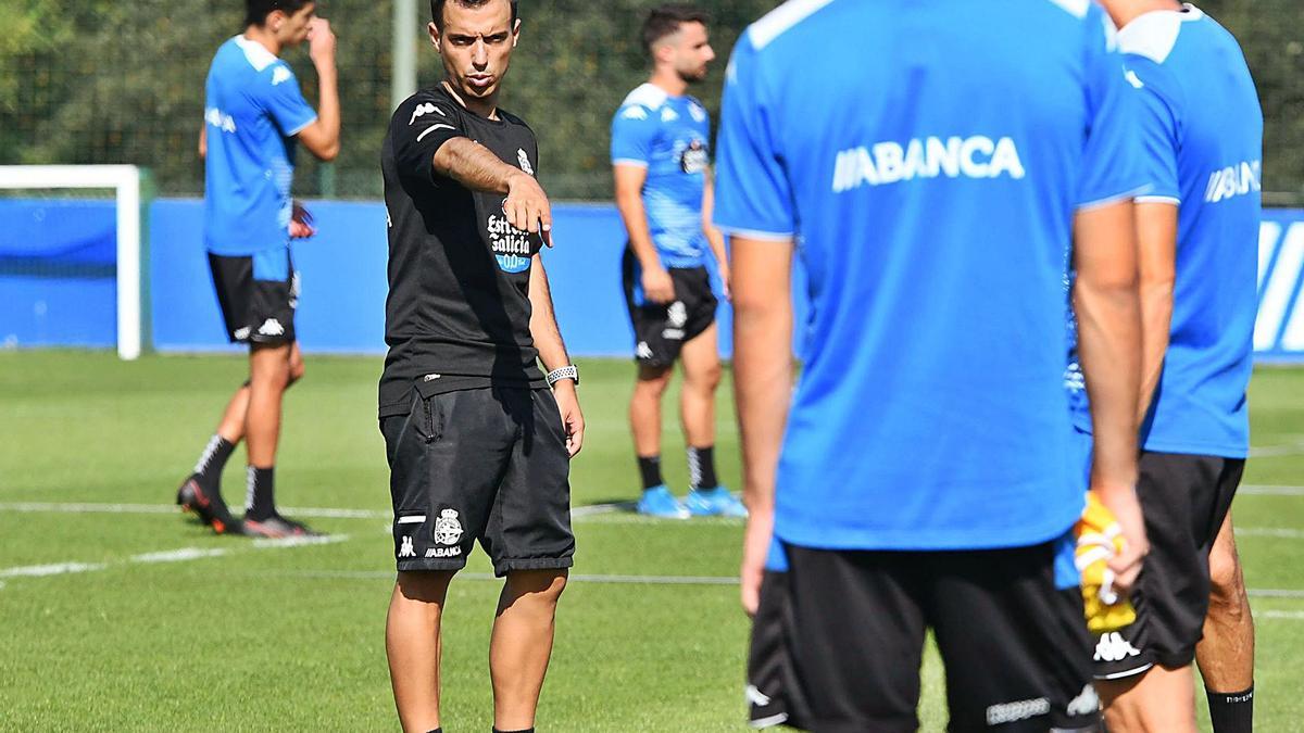 Borja Jiménez da instrucciones durante un entrenamiento en Abegondo. |  // ARCAY / ROLLER AGENCIA