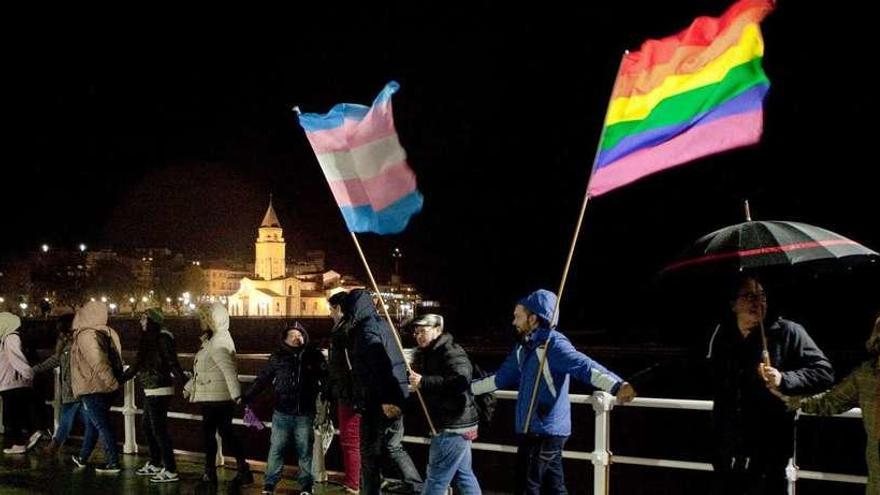 Una cadena humana solidaria para llamar a la prevención frente al VIH