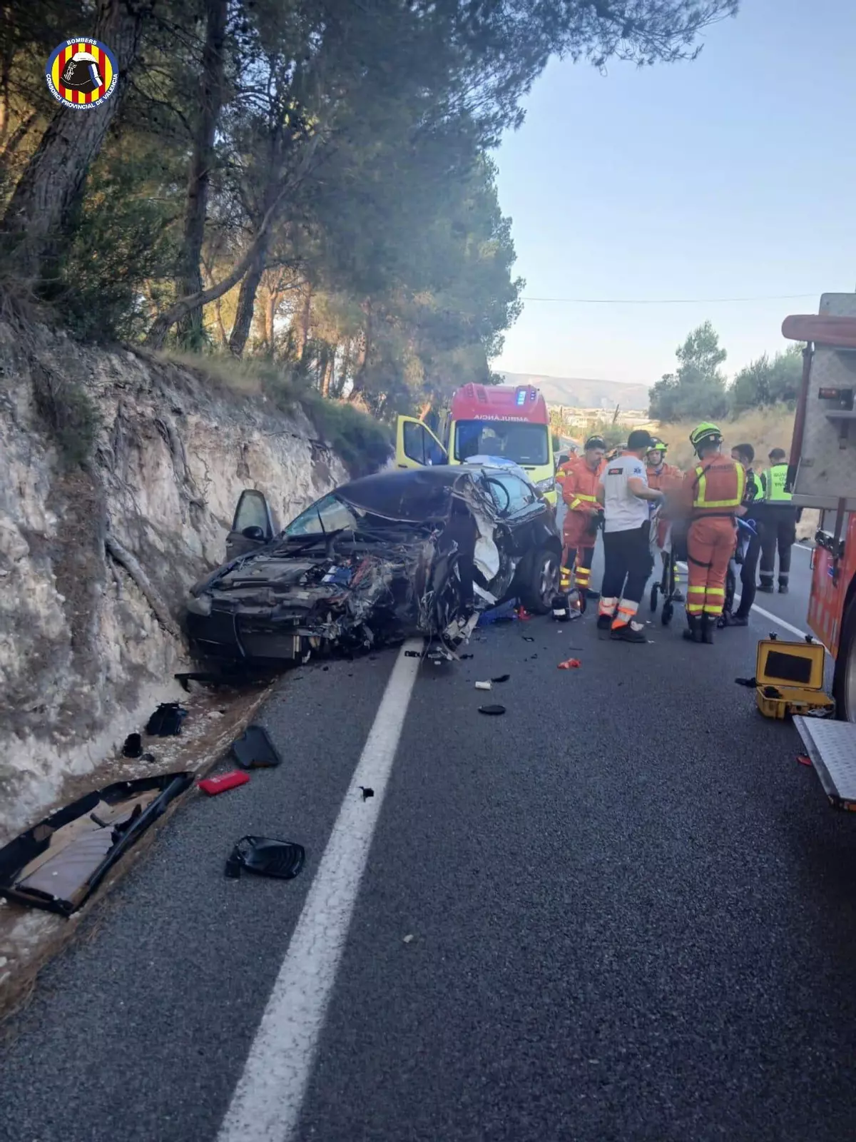 Trasladan al hospital a tres personas tras un grave accidente en Ontinyent