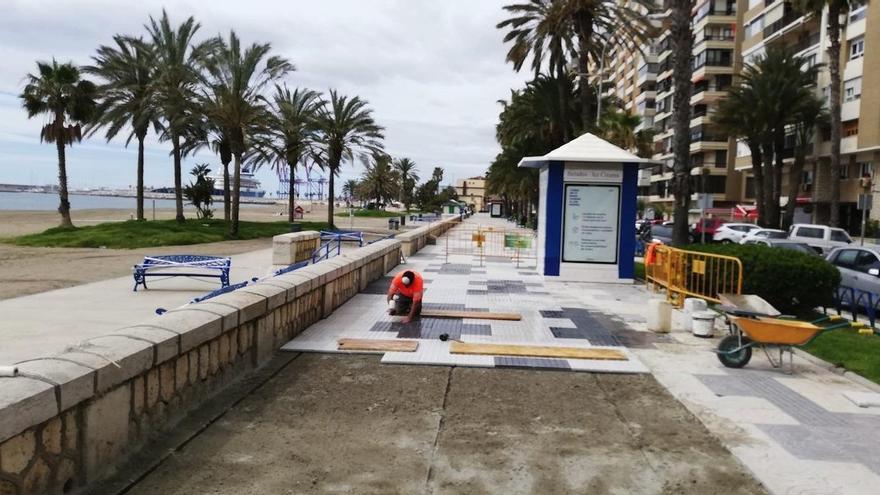 Obras en la acera del paseo marítimo de La Malagueta.