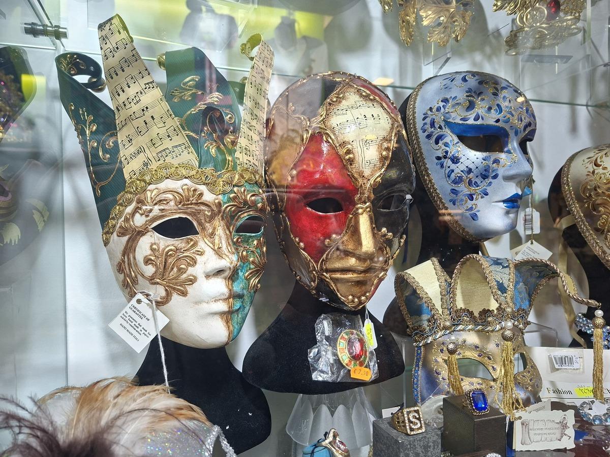 Máscara venecianas de una gran calidad expuestas en una de las vitrinas de Teular