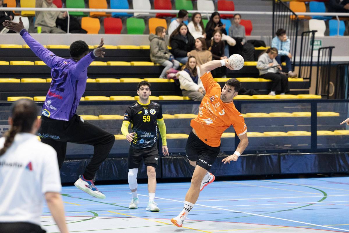 Todas las imágenes del partido de balonmano de Eivissa Handbol Trasmapi contra Soria