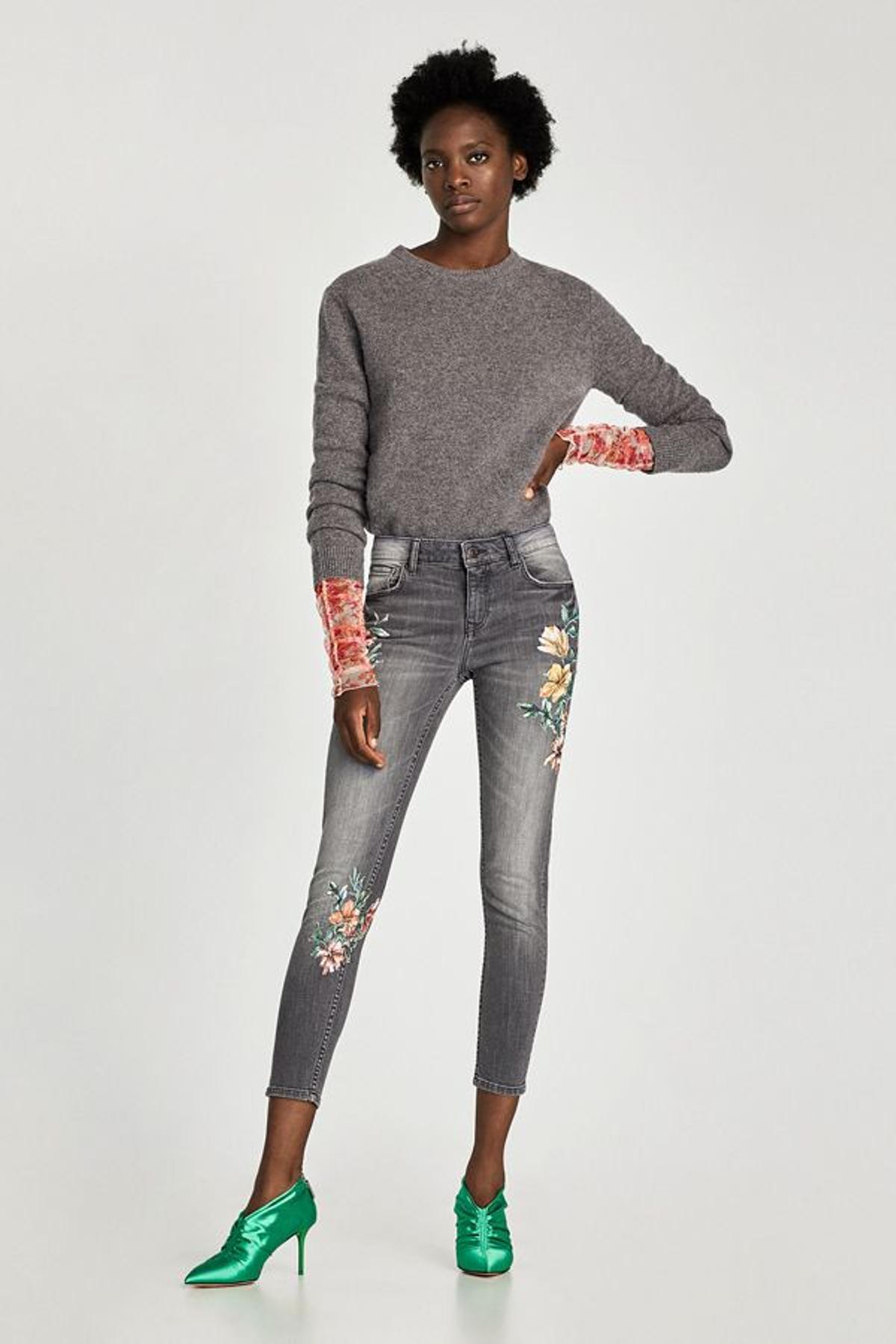 Rebajas en Zara: jeans bordados