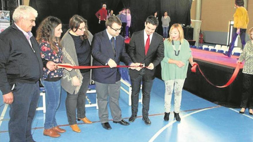 Los vecinos hacen de modelos en la Feria Nupcial