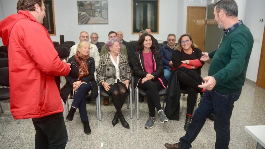 Reunión entre los representantes del gobierno local y los colectivos de Barro por la posible supresión del pediatra.