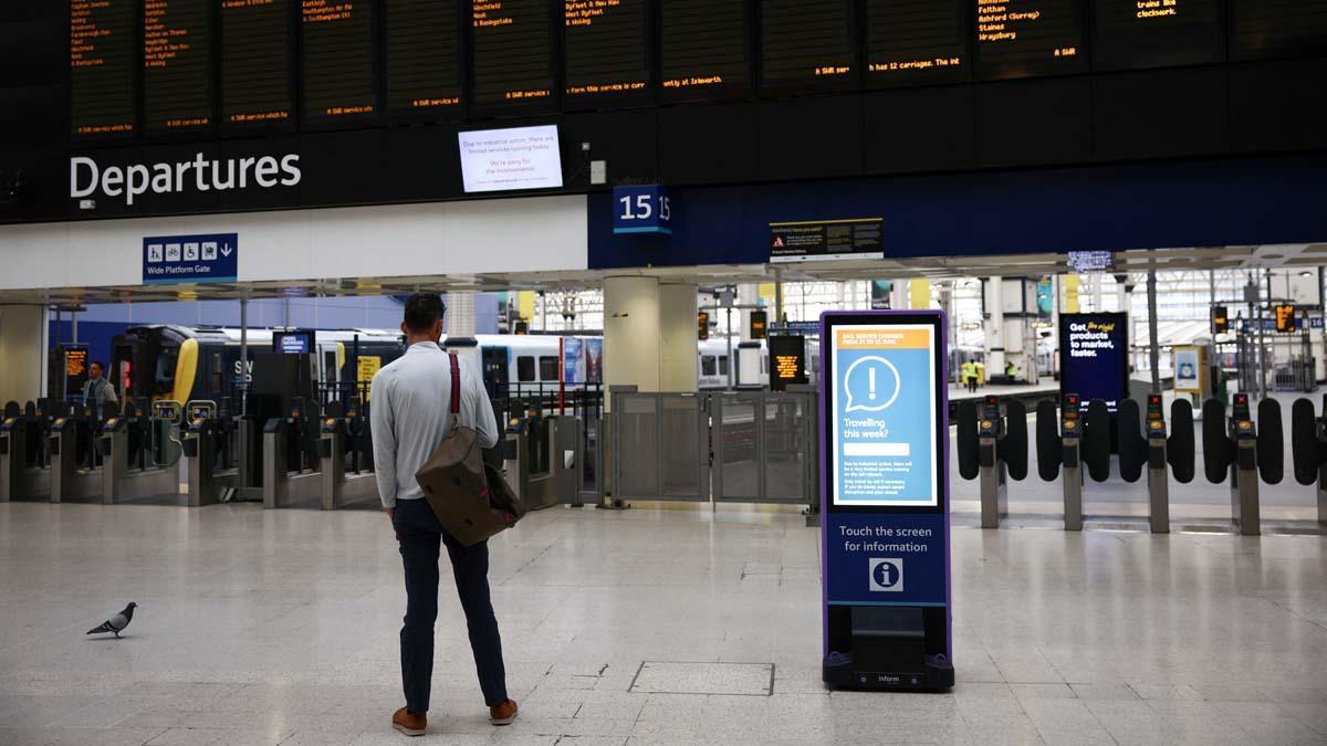 Un viajero mira los tableros de información dentro de la estación de Waterloo, en el tercer día de huelgas ferroviarias nacionales, en Londres, Gran Bretaña, el 23 de junio de 2022. REUTERS/Henry Nicholls