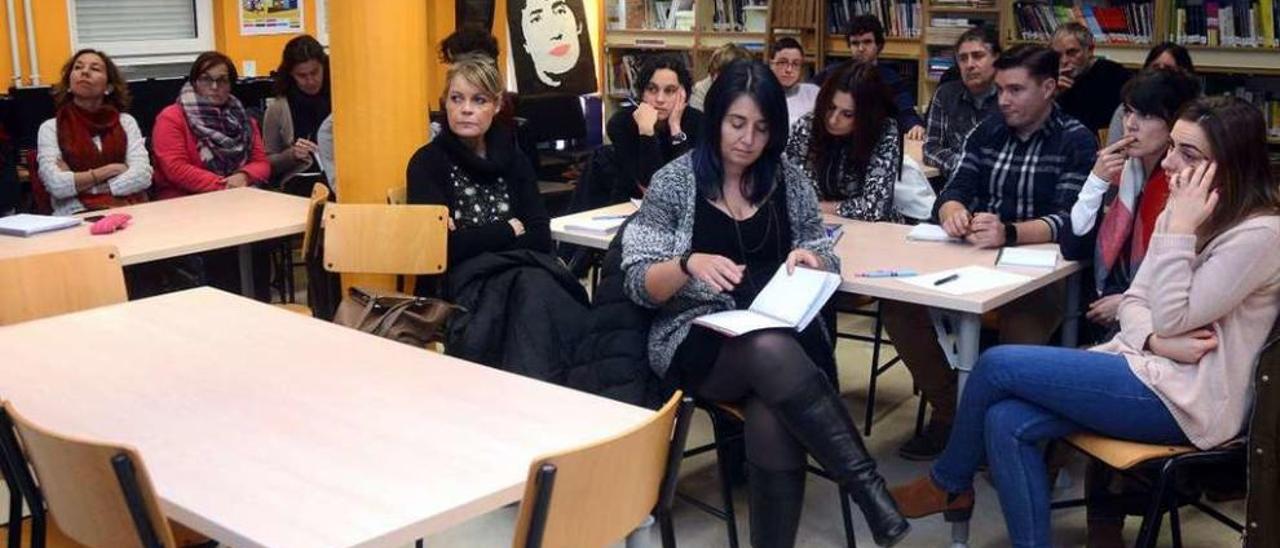 Grupo de profesores del IES de Poio en la sesión de trabajo con Arela. // Rafa Vázquez