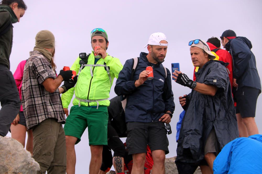 Uns excursionistes prenent una cervesa al cim del Pedraforca.