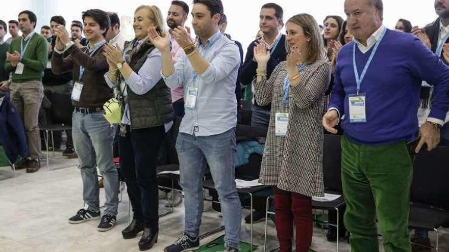 Por la izquierda, Diego Gago, presidente nacional de Nuevas Generaciones; Mercedes Fernández; Andrés Ruiz; Reyes Fernández Hurlé, secretaria general de la organización juvenil, y el número dos del PP asturiano, Luis Venta.