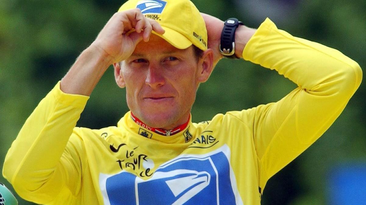 Lance Armstrong, vestido con el jersey amarillo del Tour