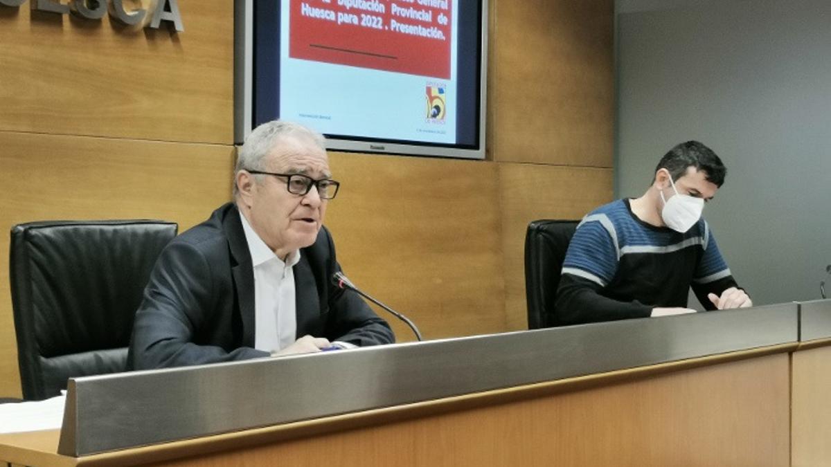El presidente de la DPH, Miguel Gracia, y el diputado delegado de Hacienda, Fernando Sánchez, comparecen este martes para anunciar el proyecto de presupuestos.