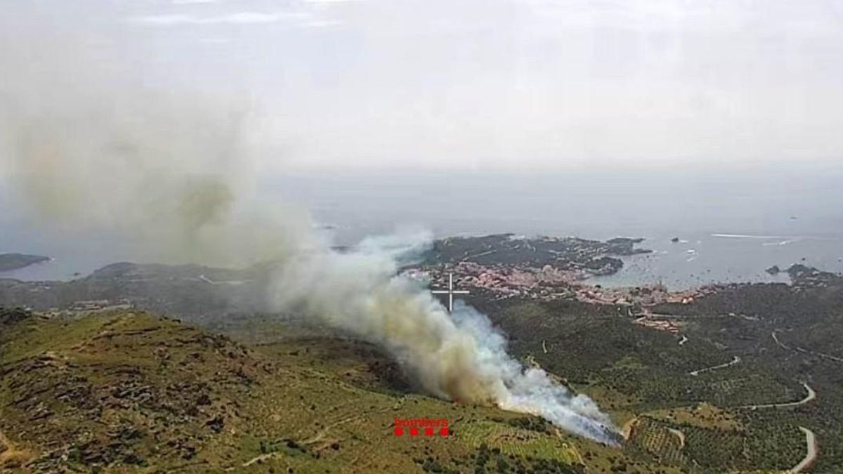 Los bomberos trabajan para extinguir el incendio en Cadaqués
