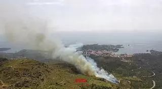 Un incendio forestal quema 14 hectáreas cerca de la carretera de acceso a Cadaqués