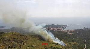 Los bomberos trabajan para extinguir el incendio en Cadaqués