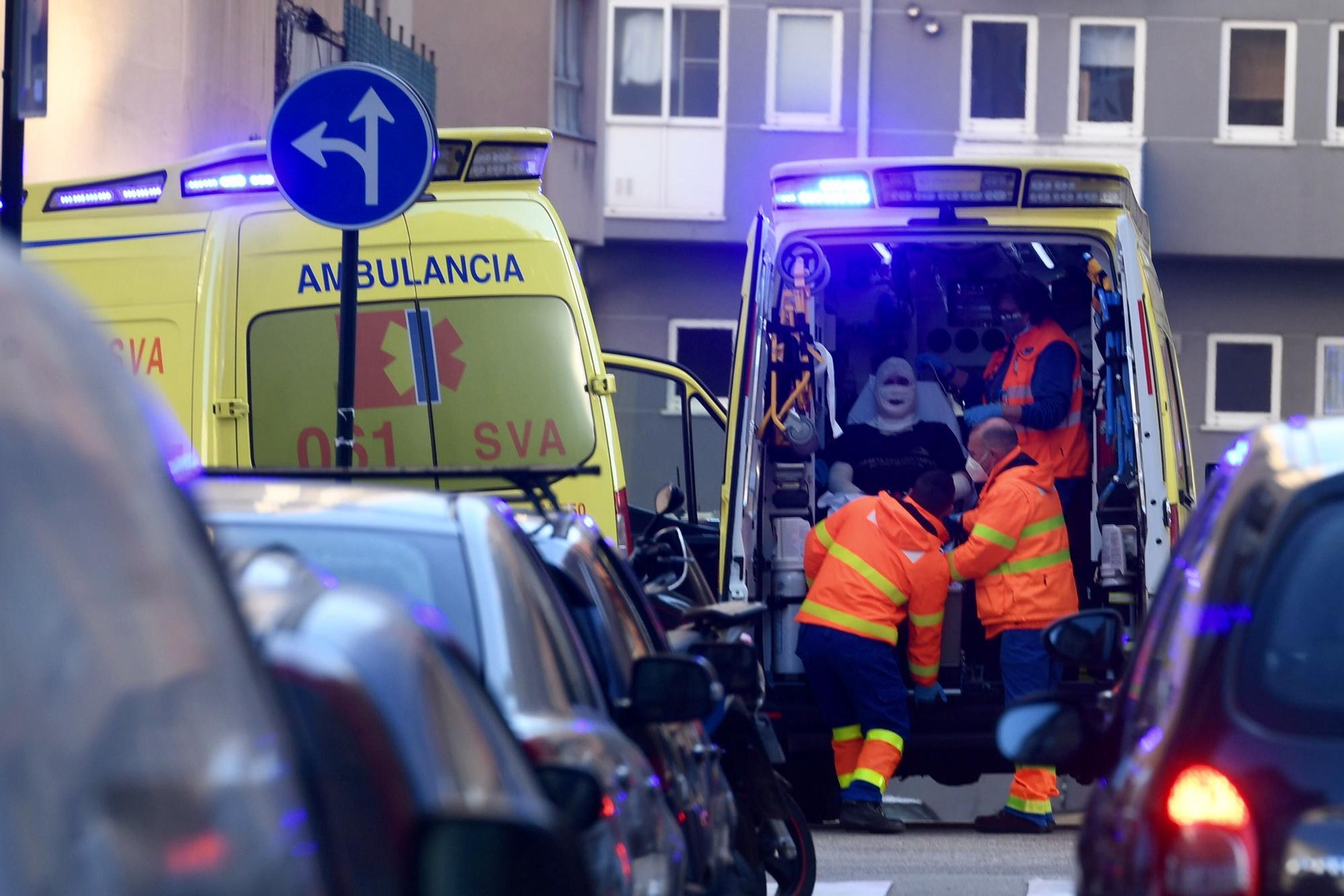 Dos electricistas heridos graves en A Coruña por una explosión en Peruleiro